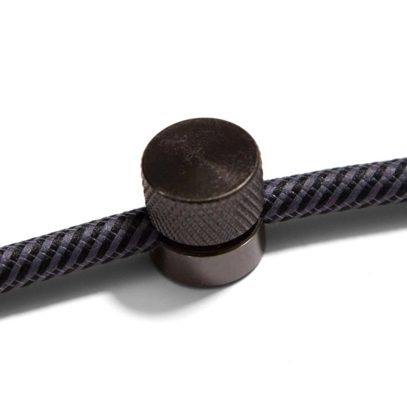Sarè - Falra szerelhető, fém kábelbilincs szövetkábelekhez fekete